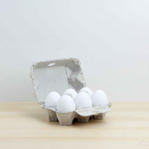 Huevera con huevos de madera - Jabadabado
