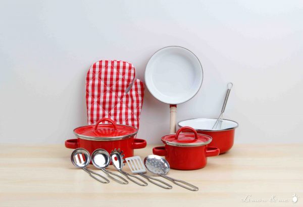 Juego de ollas clásicas de color rojo con utensilios de cocina - Small Foot