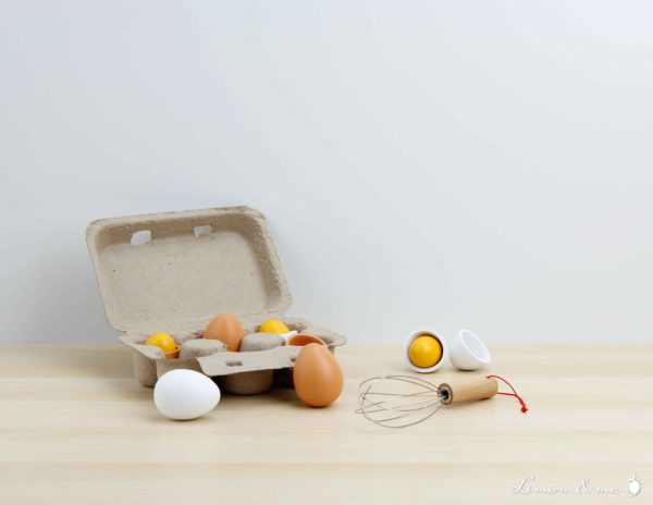Set para batir huevos de madera, los huevos se pueden abrir y vienen en una caja de cartón - Small Foot