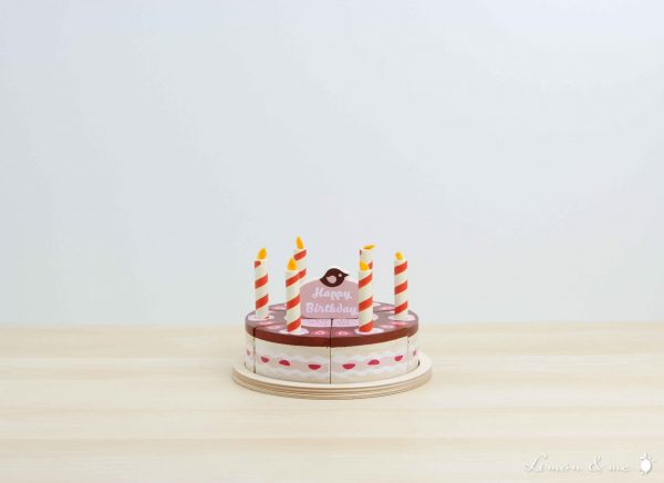 Tarta de chocolate y fresa de madera con topping "Happy Birthday" y velas - Tender Leaf