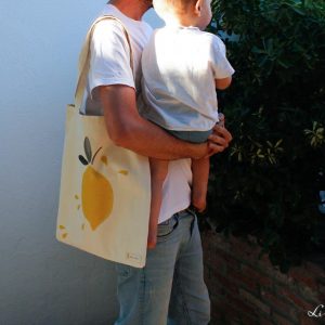 Chico con bebé con bolsa de la compra - Limón & me