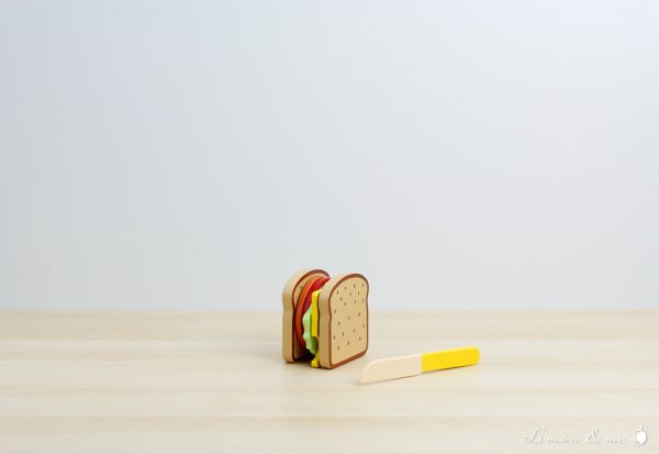 Sandwich con ingredientes de madera y cuchillo - Small Foot