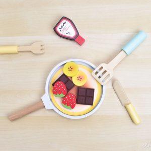 Tortitas de madera con chocolate, plátano, fresas y sirope - Small Foot